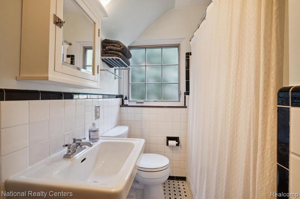 913 ORCHARD GROVE Drive, Royal Oak, MI 48067 — Photo 16