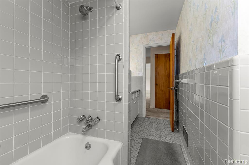 25429 Graceland Circle, Dearborn Heights, MI 48125 — Photo 25