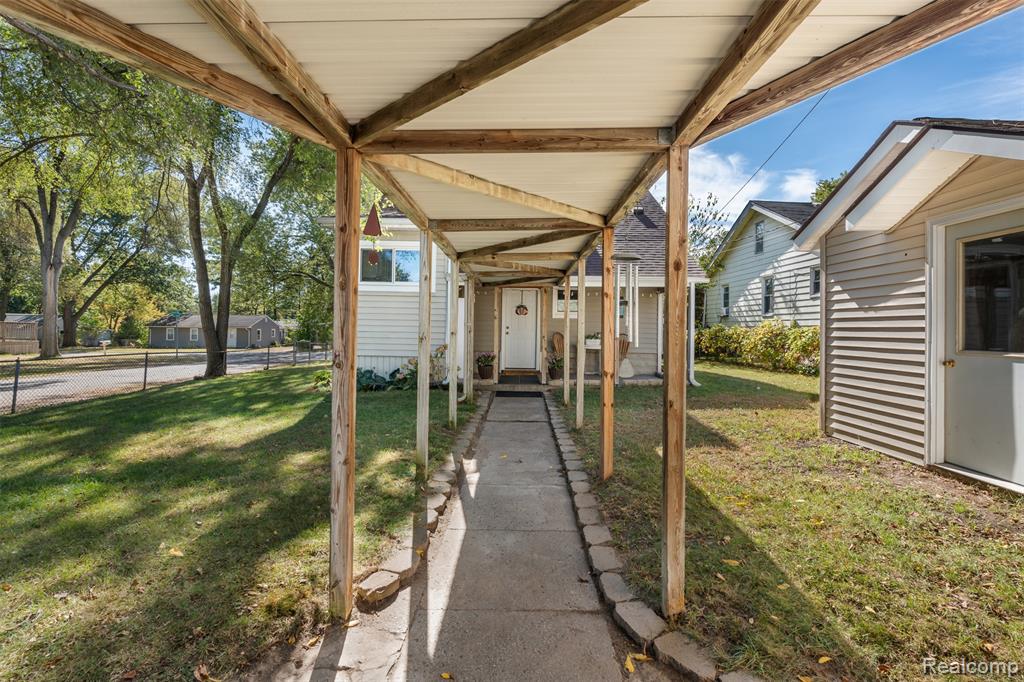 4400 Louella Drive, Waterford, MI 48329 — Photo 11