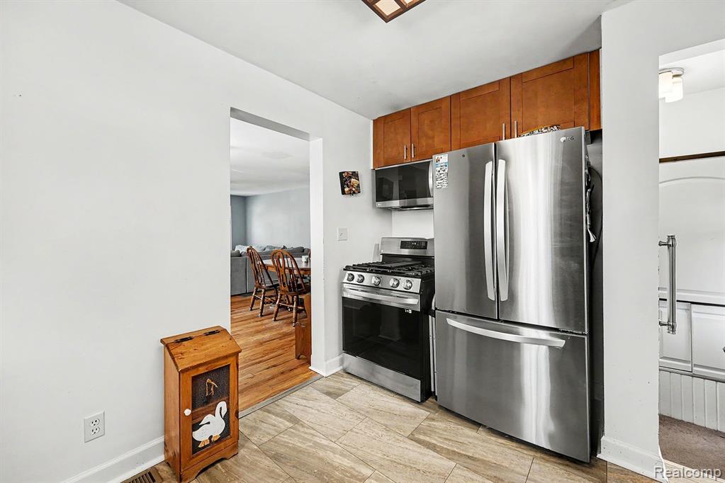 8215 Clinton River Road, Sterling Heights, MI 48314 — Photo 12