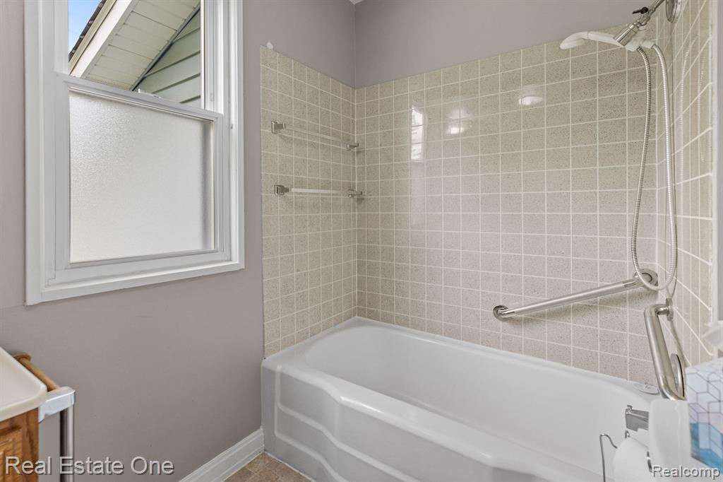 447 E JACKSON Street E, Lake Orion, MI 48362 — Photo 21