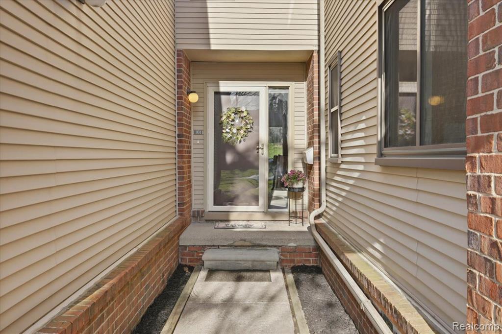 6680 Ridgefield Circle, 101, West Bloomfield, MI — Photo 4