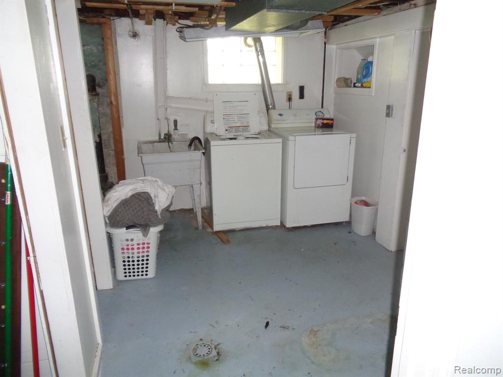 684 RIVERBANK Street, Wyandotte, MI 48192 — Photo 13