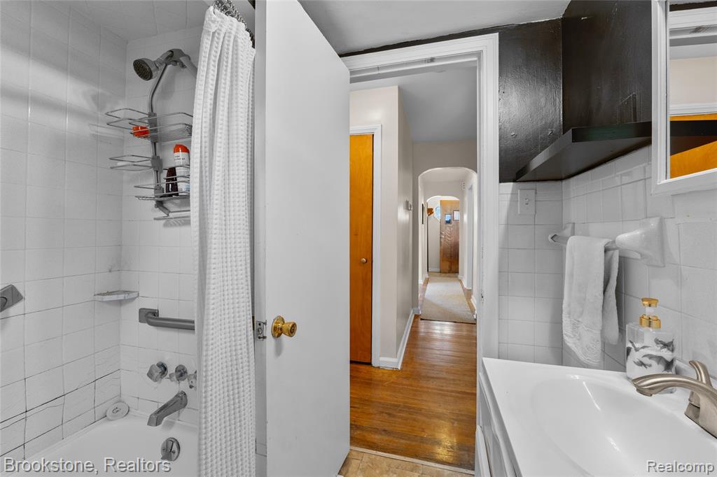 800 E BERNHARD Avenue, Hazel Park, MI 48030 — Photo 16