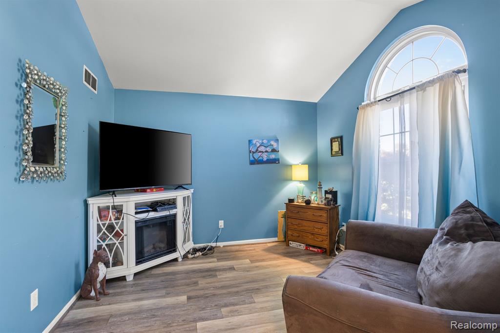 811 SAINT JOHNS Boulevard, Lincoln Park, MI 48146 — Photo 13