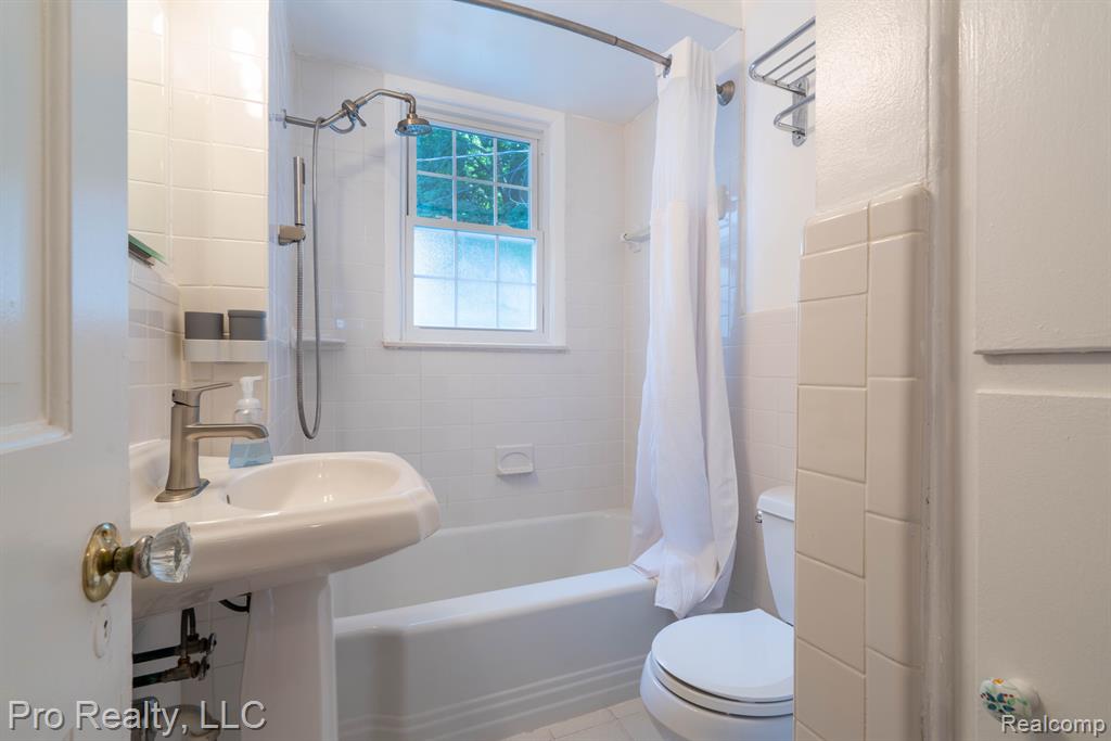 8 CARLTON Lane, Dearborn, MI 48120 — Photo 11