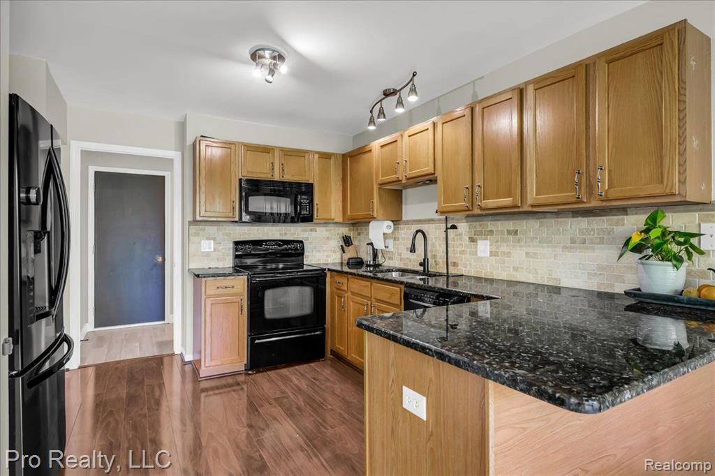 863 CALPERNIA, Wixom, MI 48393 — Photo 10