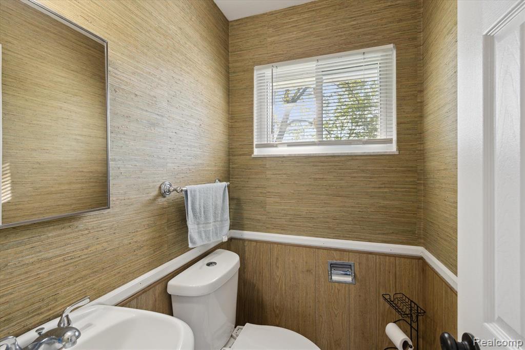 4421 LAWNWOOD Lane, Burton, MI 48529 — Photo 8