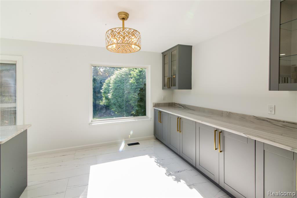 5587 Brompton Court, West Bloomfield, MI — Photo 14