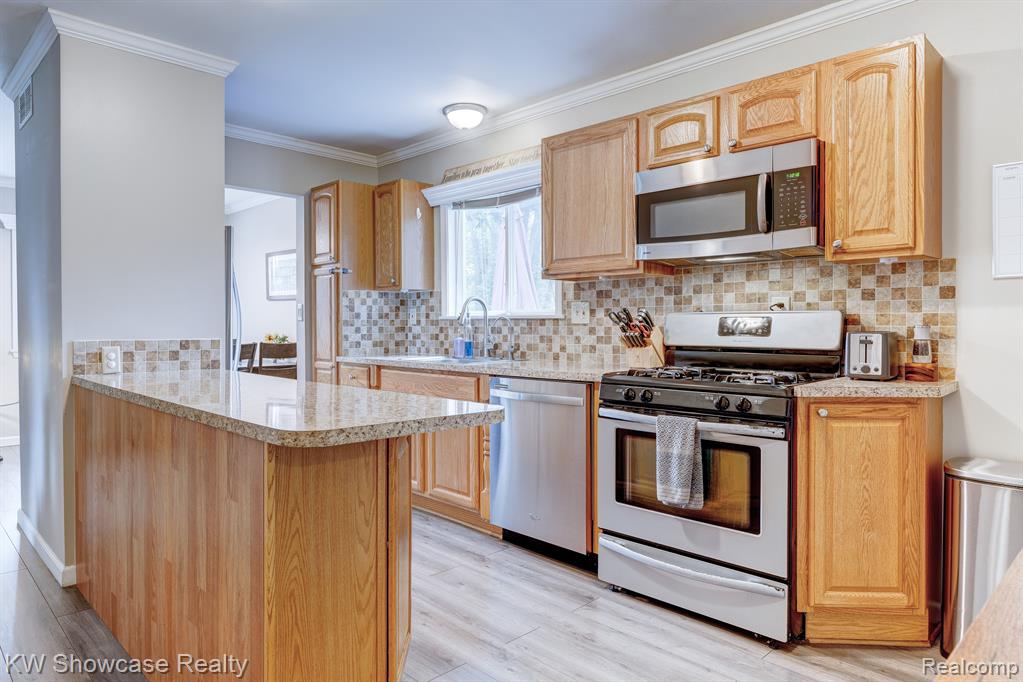 4575 OAKVISTA Avenue, Clarkston, MI — Photo 4