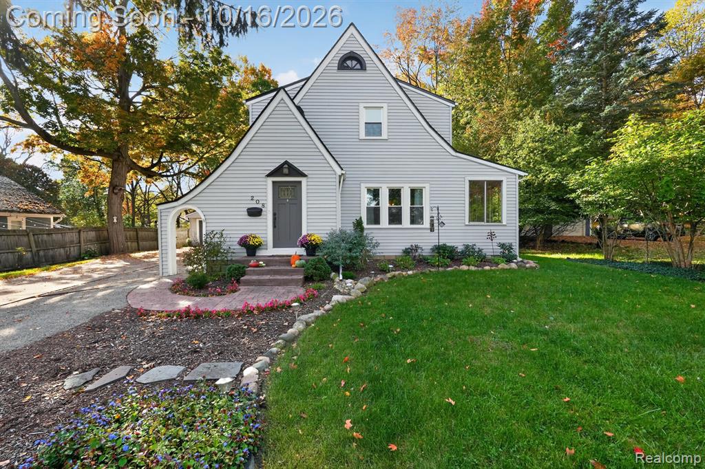 208 E South Holly Road, Fenton, MI 48430