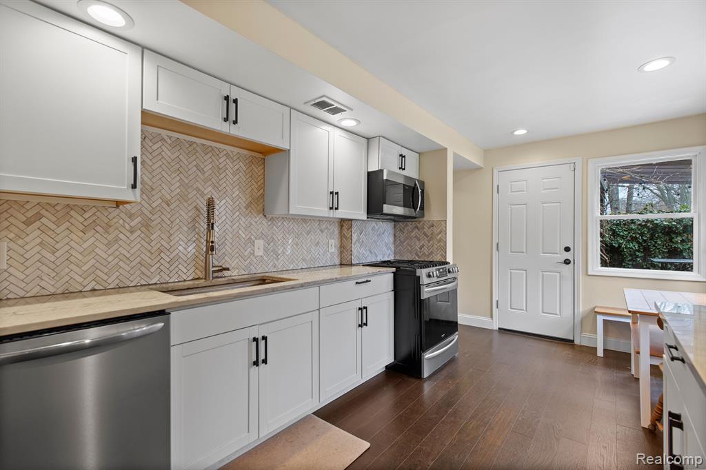716 WOODLAWN Avenue, Royal Oak, MI 48073 — Photo 4