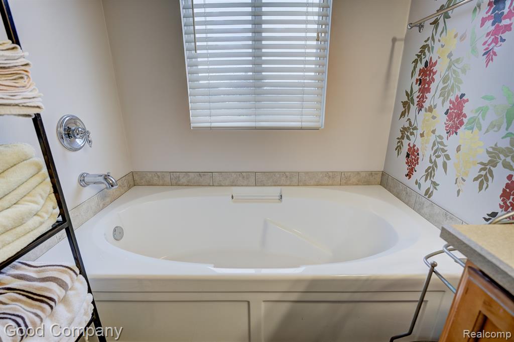 755 OAK POINT Lane, Madison Heights, MI 48071 — Photo 47