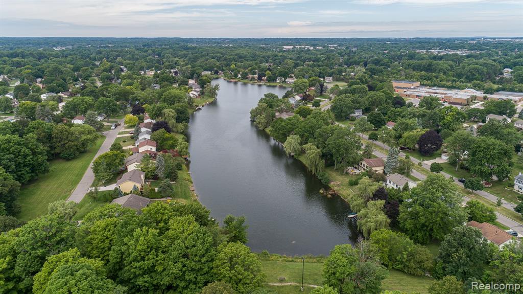 39523 VILLAGE WOOD Road, Novi, MI — Photo 33