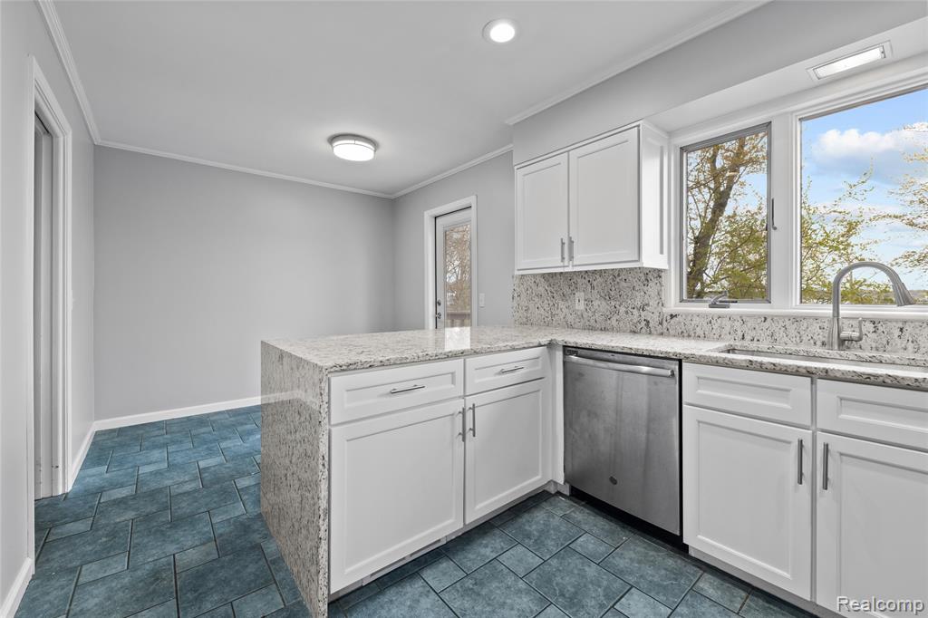 235 INDIANWOOD Road, Lake Orion, MI 48362 — Photo 4