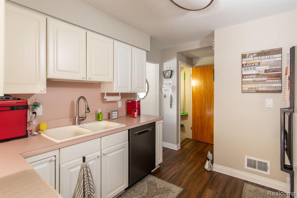 41696 BEDFORD Drive, Canton, MI 48187 — Photo 8