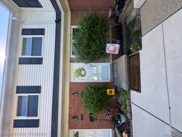 45746 Kensington, Utica, MI 48317 — front exterior