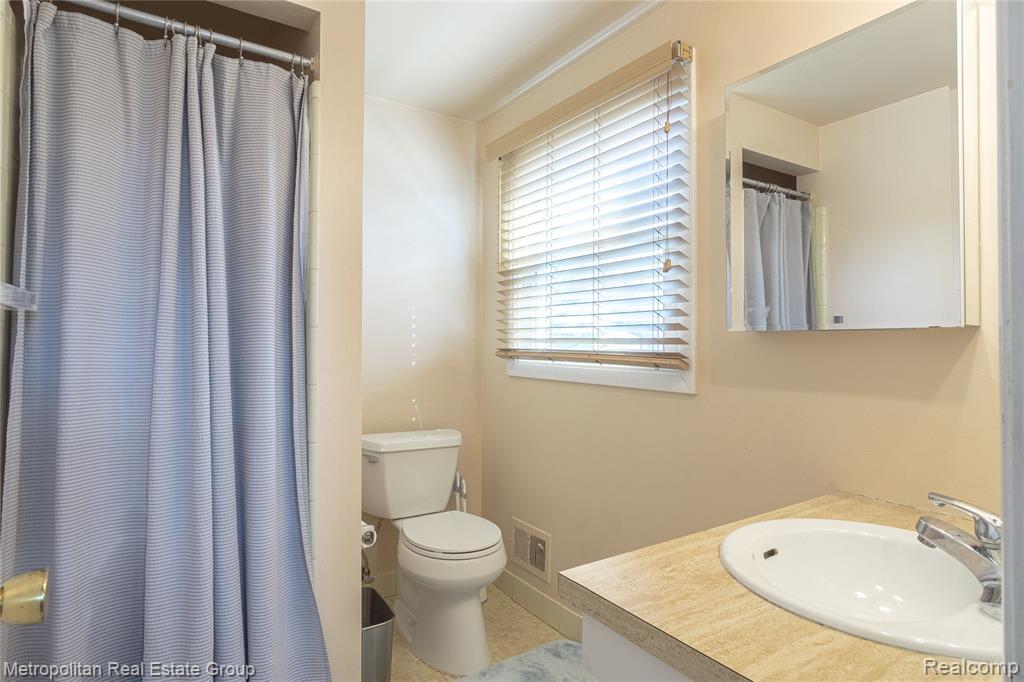 6364 Pinecroft Drive, West Bloomfield, MI — Photo 18