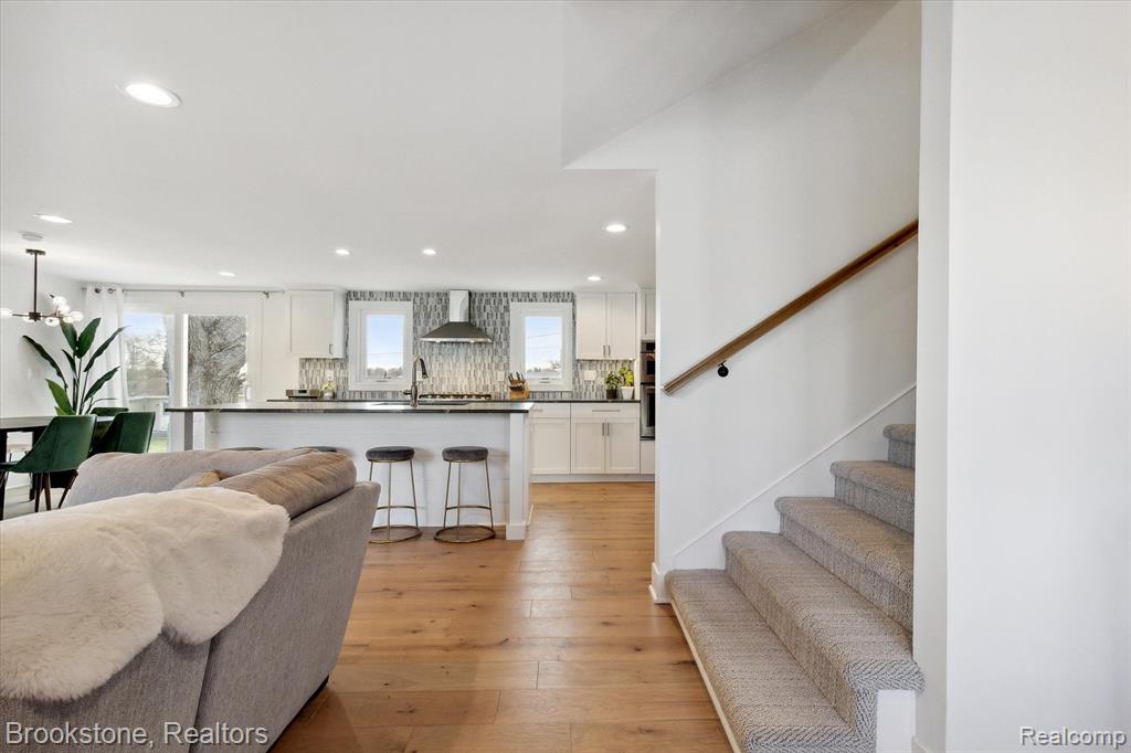 633 DETROIT Avenue, Lake Orion, MI 48362 — Photo 4