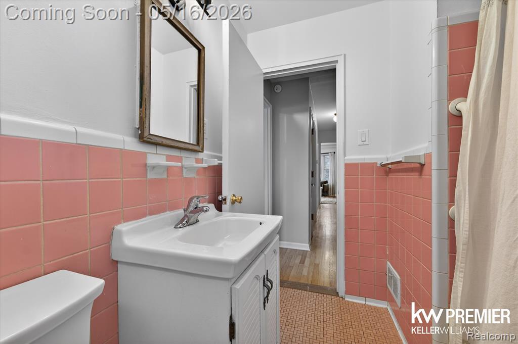 23260 Oneida Street, Oak Park, MI 48237 — Photo 19