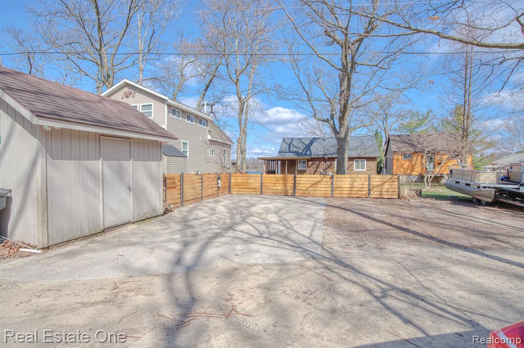 6340 SPORNY Drive, Brighton, MI 48116 — Photo 38