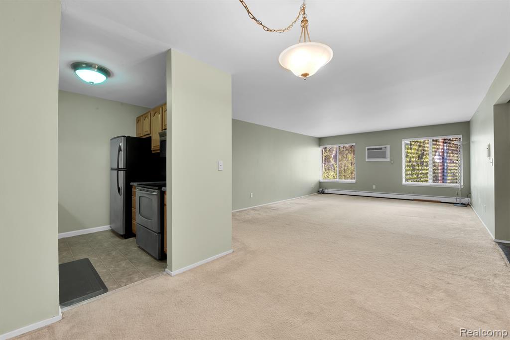 32050 GRAND RIVER Avenue NW, 57, Farmington, MI 48336 — Photo 4
