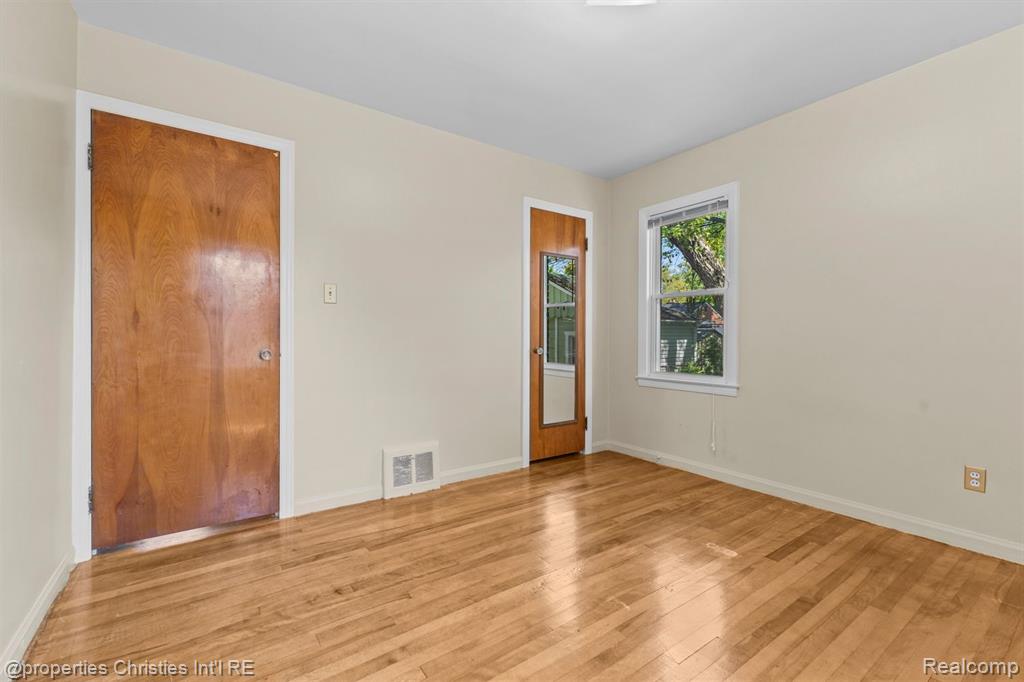 8442 HAZELTON Street, Dearborn Heights, MI 48127 — Photo 12