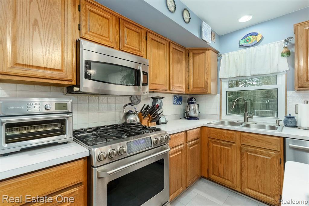 4067 HIGHVIEW, Waterford, MI 48329 — Photo 17