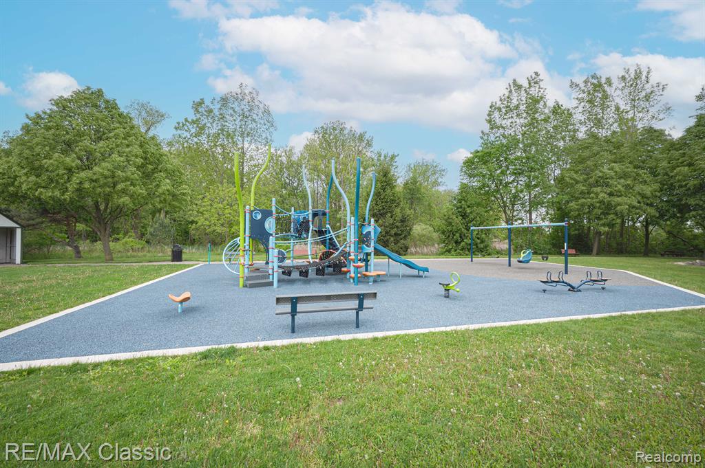 406 COMMON Street, Walled Lake, MI 48390 — Photo 28