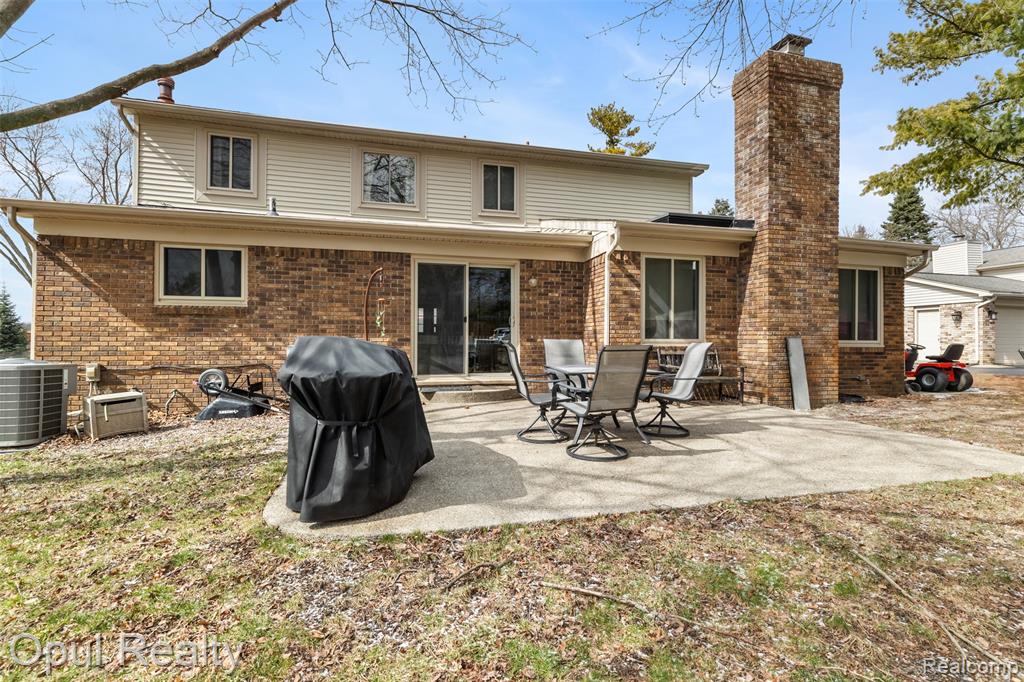 4748 Ravinewood Drive, Commerce Twp, MI 48382 — Photo 36