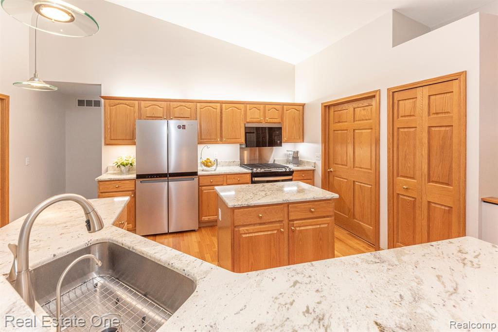 61024 Evergreen Court, 23, South Lyon, MI 48178 — Photo 11