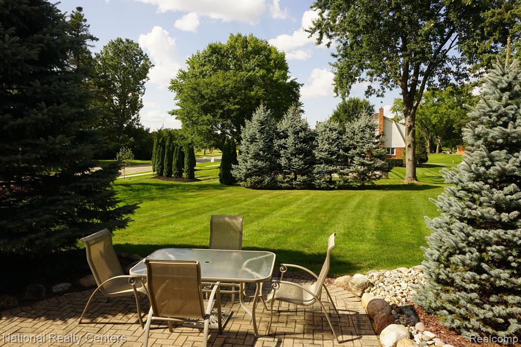 42372 COTSWOLD Court, Northville, MI 48168 — Photo 58