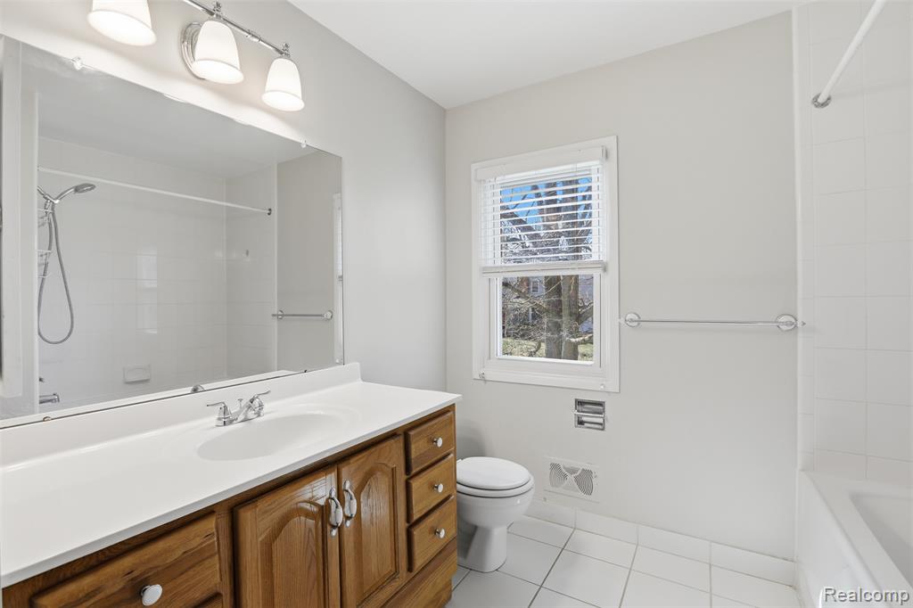 5972 Barnstable Court, West Bloomfield, MI — Photo 32