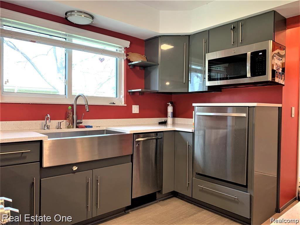 5051 FALMOUTH Drive, Troy, MI 48085 — Photo 4