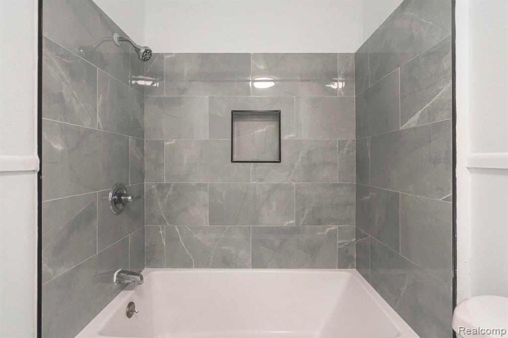 2475 S COMMERCE Road, Wolverine Lake, MI 48390 — Photo 31