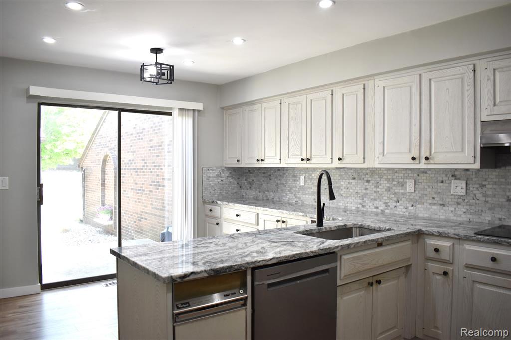 2073 Bordeaux Street, West Bloomfield, MI 48323 — Photo 7