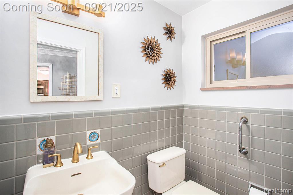 1054 Stratford Lane, Bloomfield Hills, MI 48304 — Photo 12