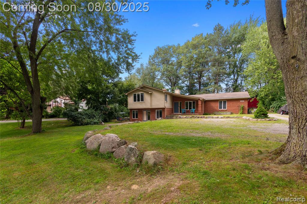 6600 Westphalia, West Bloomfield, MI 48324 — front exterior