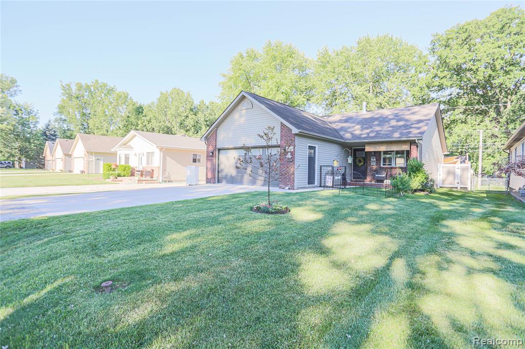 39567 Macomber Street, Harrison Township, MI — Photo 2