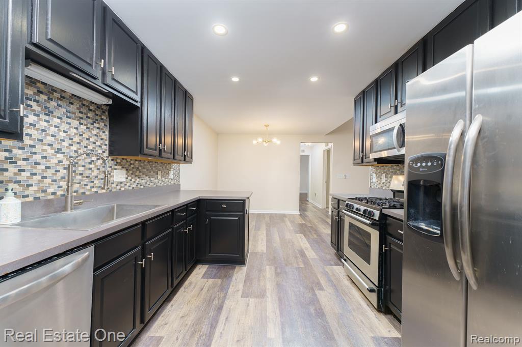 776 AMBERLY Drive, Unit B, Waterford, MI 48328 — Photo 12