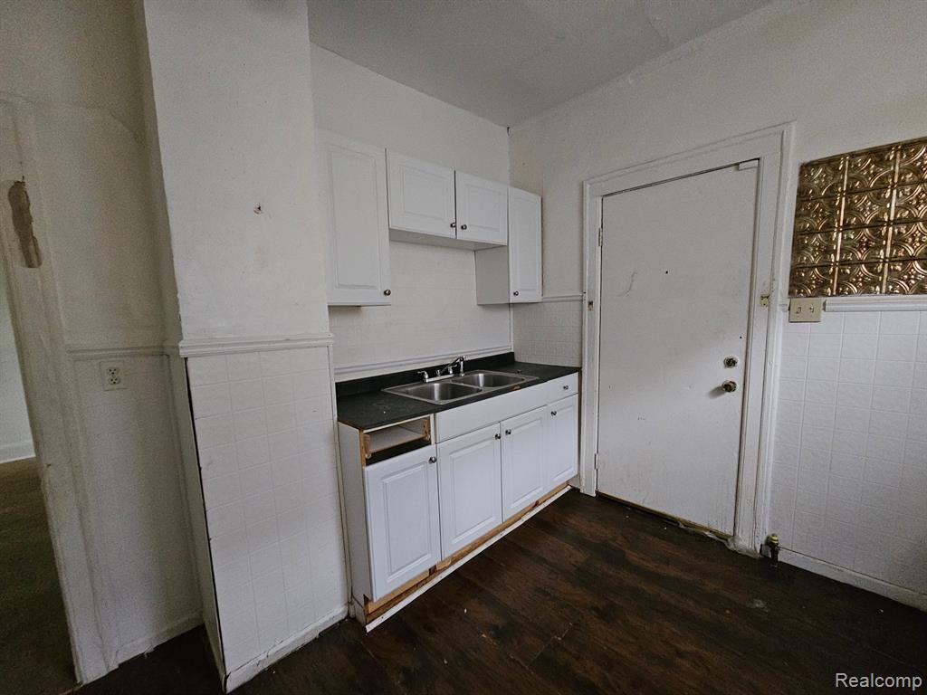 10126 WOODLAWN Street, Detroit, MI 48213 — Photo 14