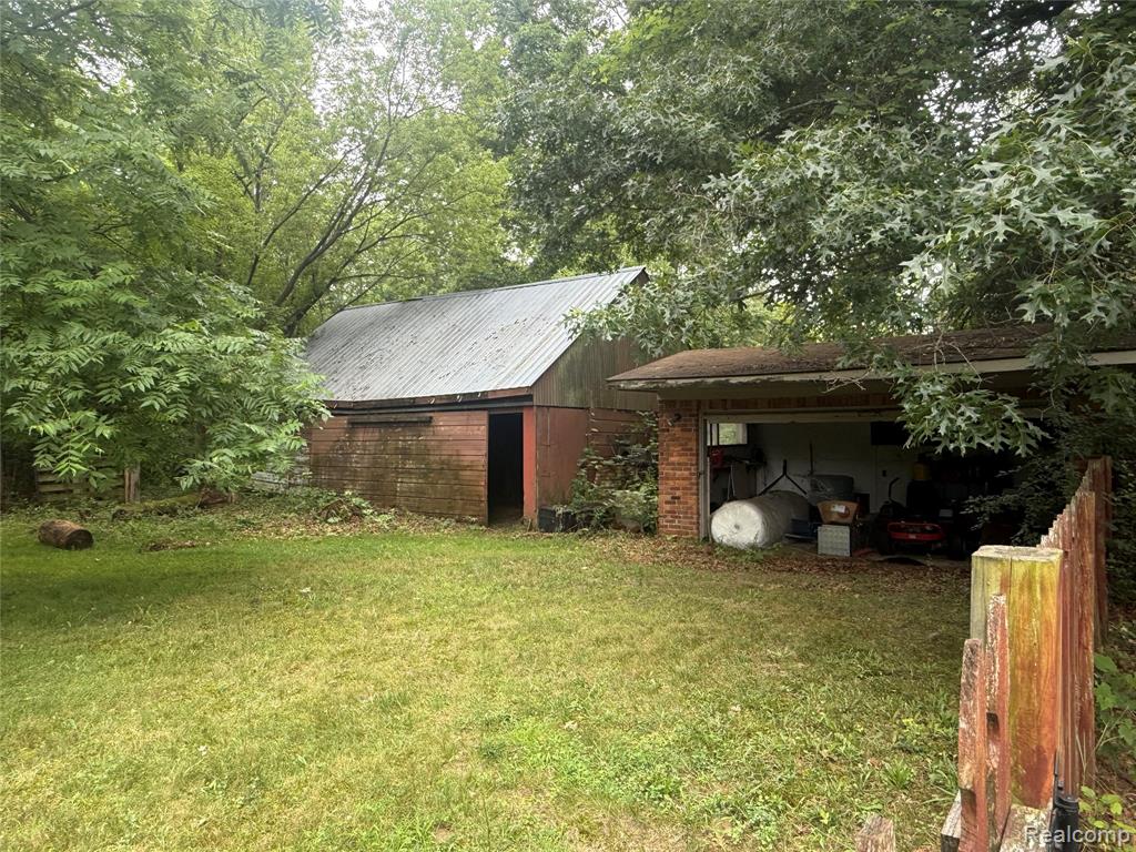 6715 Elizabeth Lake Road, Waterford, MI 48327 — Photo 30