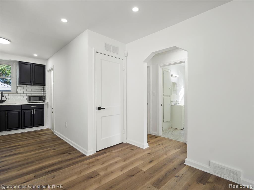 8770 Leroy Street, Oak Park, MI 48237 — Photo 11