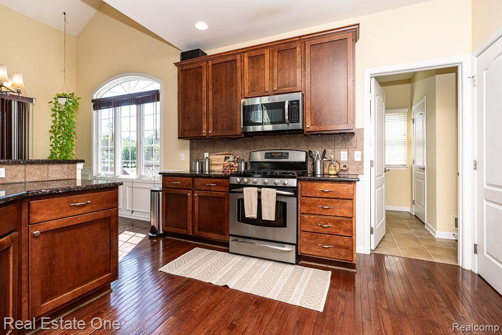 523 WYNSTONE Circle N, Oakland, MI — Photo 21