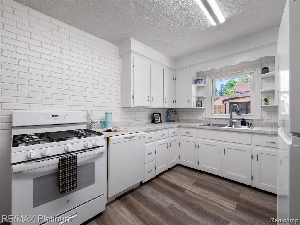 415 E SIBLEY Street, Howell, MI 48843 — Photo 10