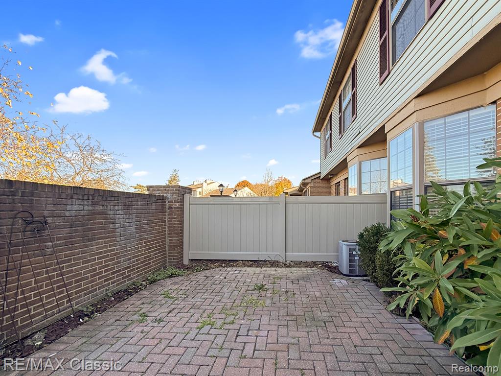 38861 Country Circle, Farmington Hills, MI 48331 — Photo 27