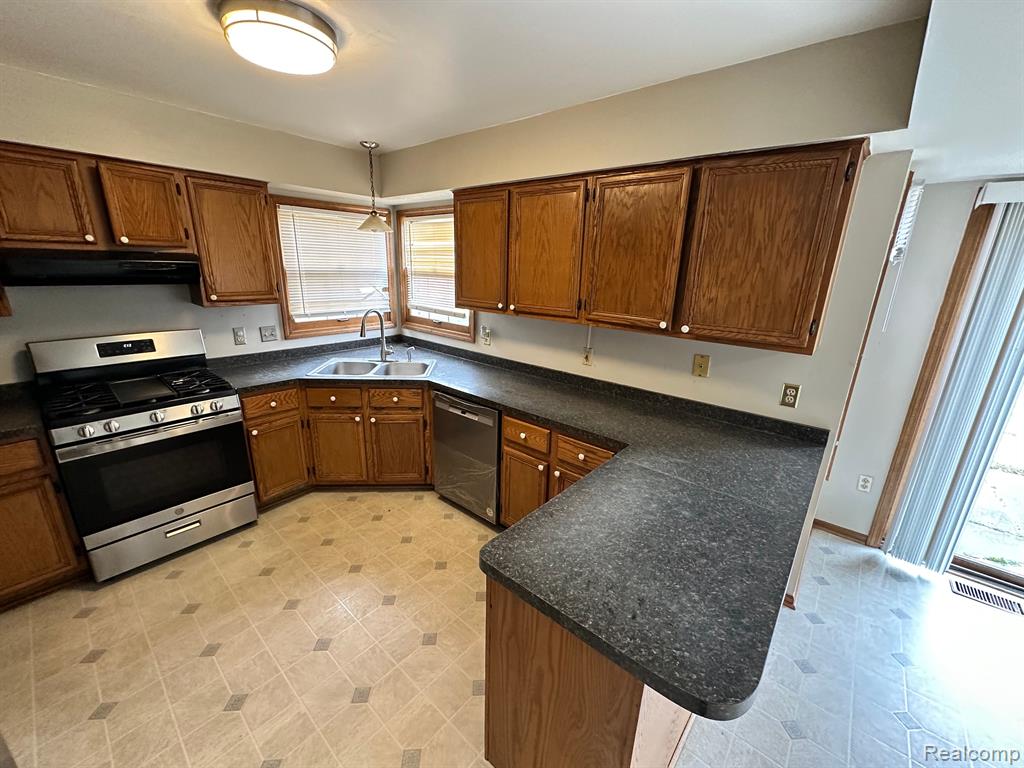 577 LEXINGTON Drive, Rochester Hills, MI 48307 — Photo 4