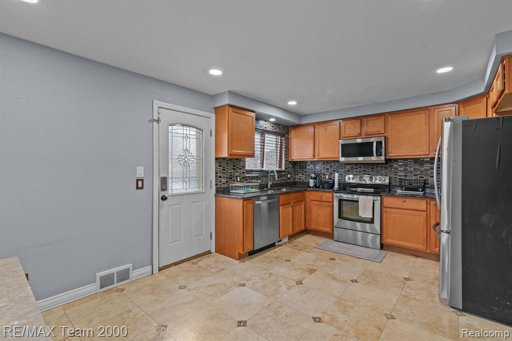 6751 N CHARLESWORTH Street, Dearborn Heights, MI 48127 — Photo 7