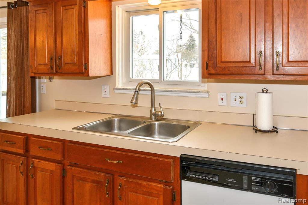 884 Eugene Drive, Oxford, MI 48371 — Photo 15