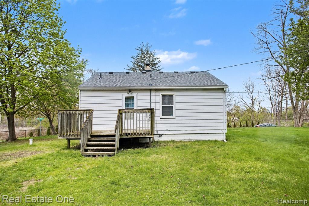 206 Steadfield Street, Commerce Twp, MI 48382 — Photo 16